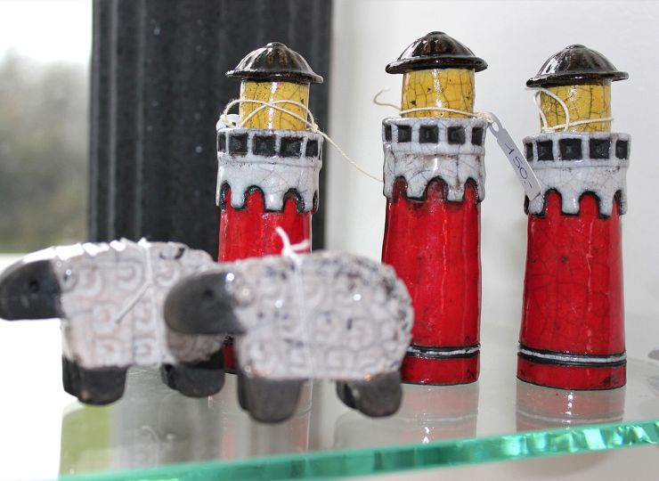 I butikken på Bovbjerg Fyr sælger de lokale varer ...