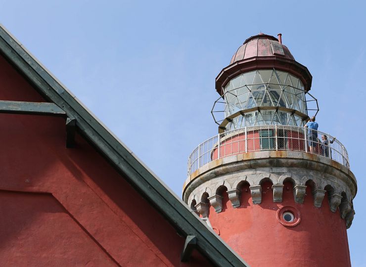 Trans Kirke mod en mørk uvejrshimmel ...