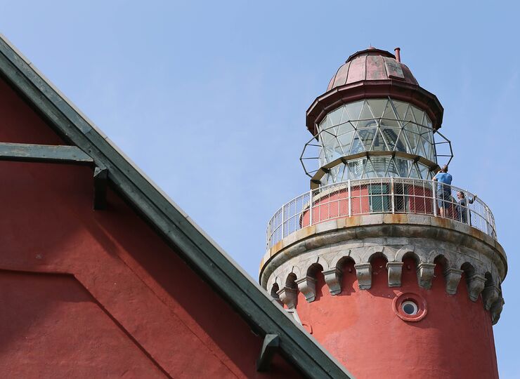 Trans Kirke mod en mørk uvejrshimmel ...