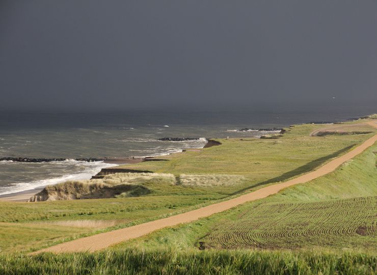 Landskabet omkring Bovbjerg Fyr er fascinerende med klinten og havet tæt på ...