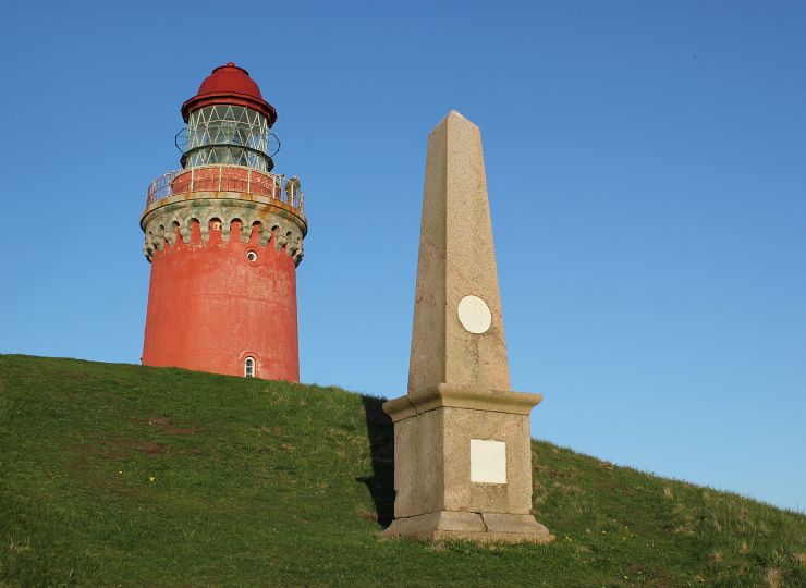 Frederik den 6.'s besøg på Bovbjerg i 1826 og 1830 er mindet med en obelisk ...