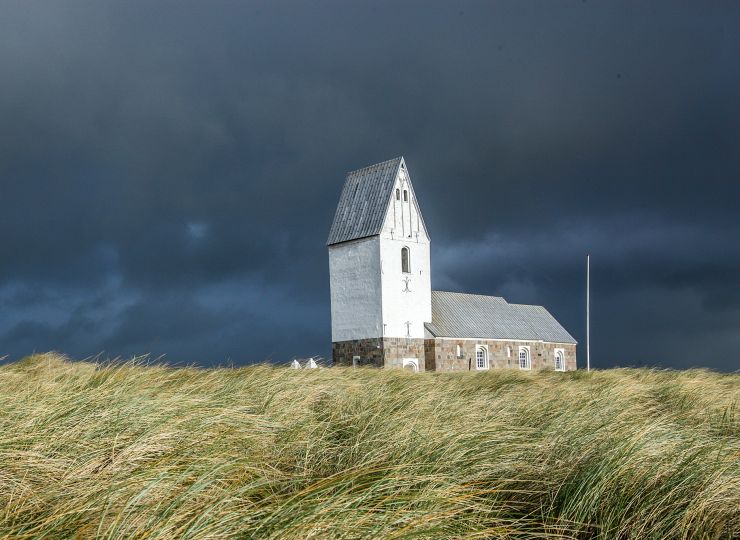 Trans Kirke mod en mørk uvejrshimmel ...