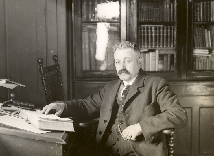 Thøger Larsen i sin skrivestue ...