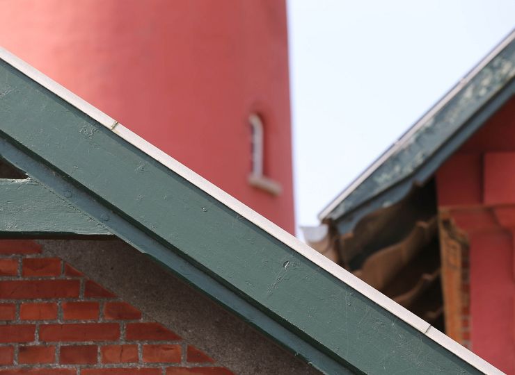 Nærbilleder af tagryg og tårnet på Bovbjerg Fyr