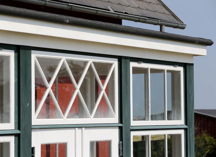 Nærbillede af vindue på Bovbjerg Fyrs terrasse ...