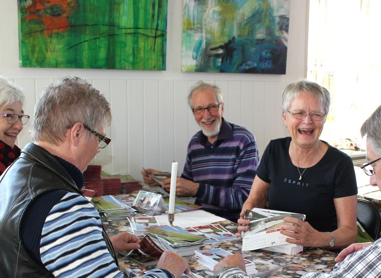 I butikken på Bovbjerg Fyr sælger de lokale varer ...