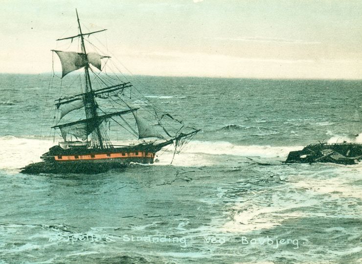 I dag hører strandinger heldigvis til sjældenhederne, men her går skibet Capella ned ...